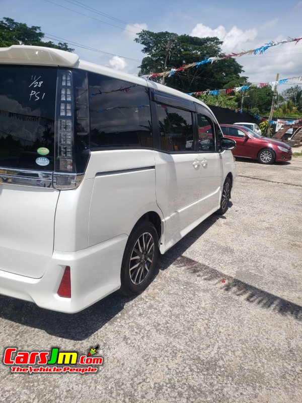 2014 Toyota Voxy ZS image1