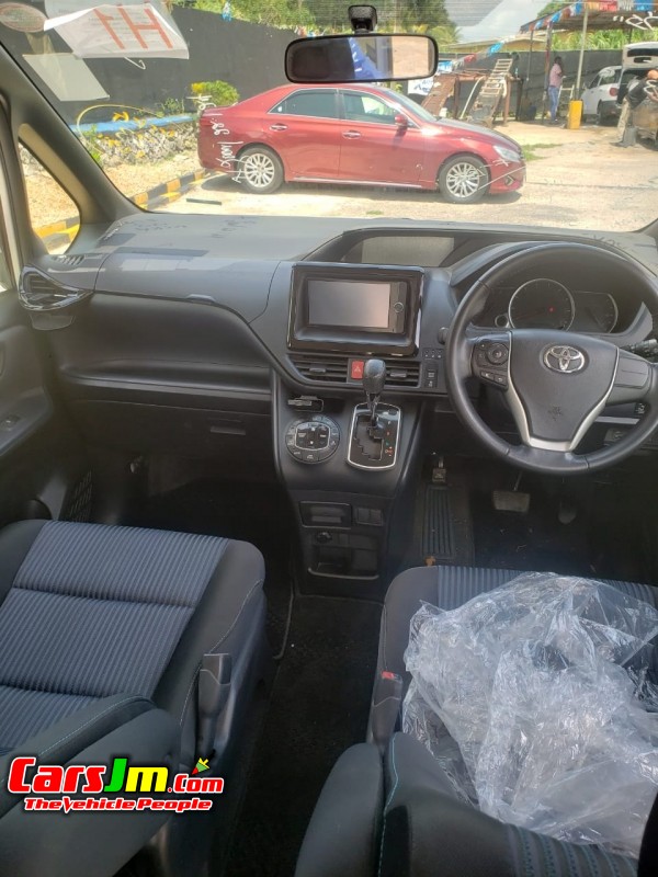 2014 Toyota Voxy ZS image2